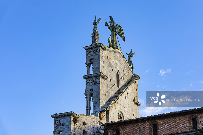 卢卡，托斯卡纳，意大利，欧洲，历史市中心，圣米歇尔教堂的外立面，巨大的青铜米迦勒大天使雕像上方。图片素材