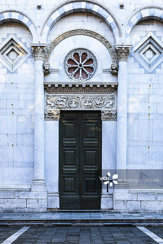 卢卡，托斯卡纳，意大利，欧洲，圣米歇尔教堂的入口门户，历史市中心图片素材