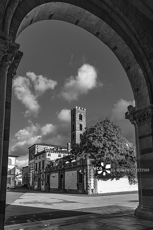 卢卡，托斯卡纳，意大利，欧洲，历史市中心的圣马丁广场景观，黑白摄影图片素材