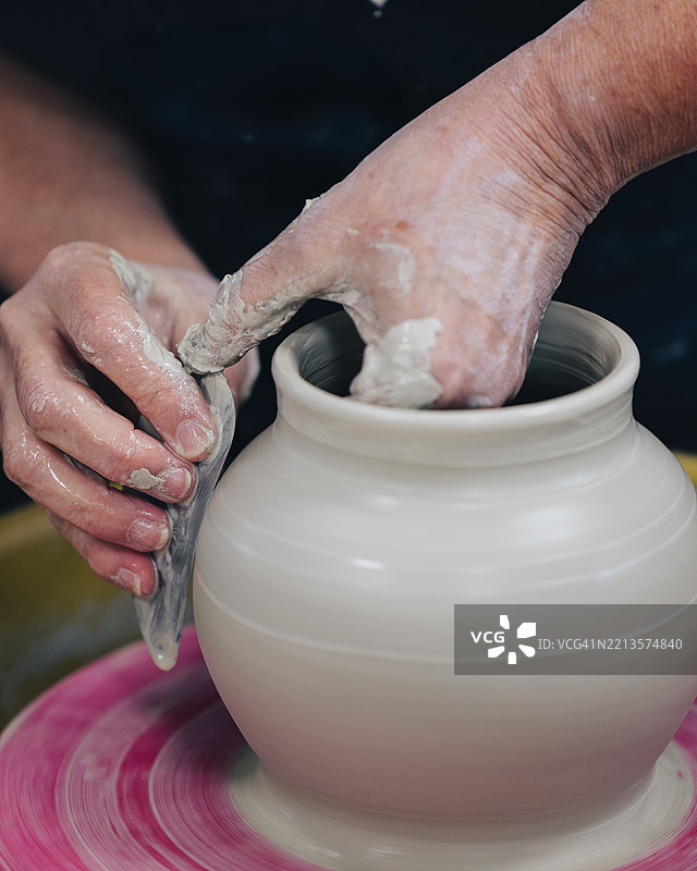 陶艺师在陶轮上制作陶罐的剪影，德克萨斯州，科珀斯克里斯蒂，美国图片素材