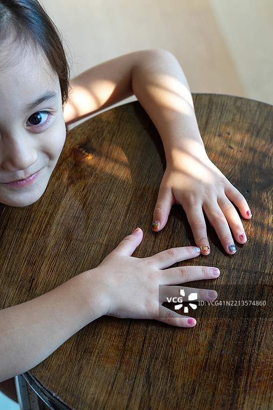 小女孩手上贴满了五颜六色的贴纸图片素材