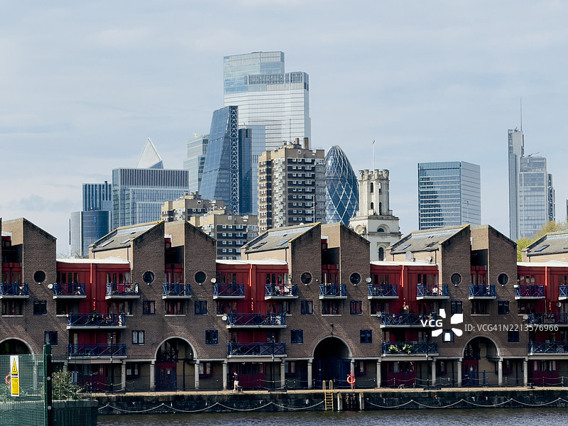 莱姆豪斯的河畔联排别墅与伦敦市天际线。图片素材