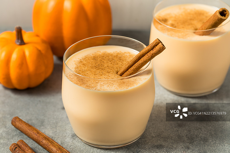 桌子上的饮料特写，美国，USA图片素材