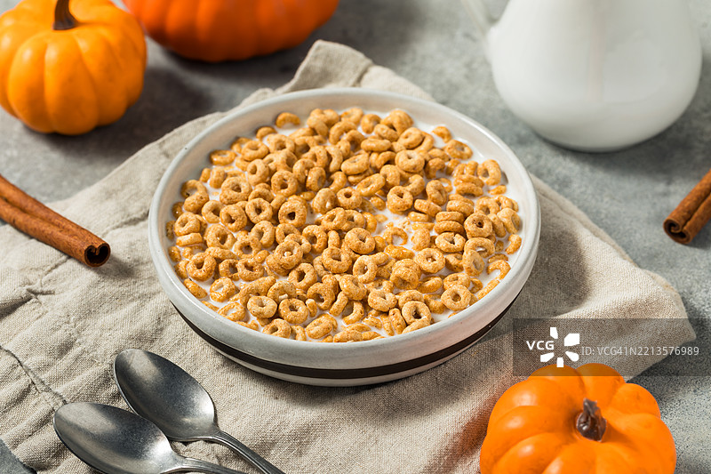 碗中盛放的南瓜子特写，桌子上，美国，USA图片素材