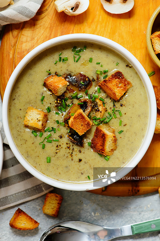 桌子上碗里的汤俯视图，乌克兰图片素材