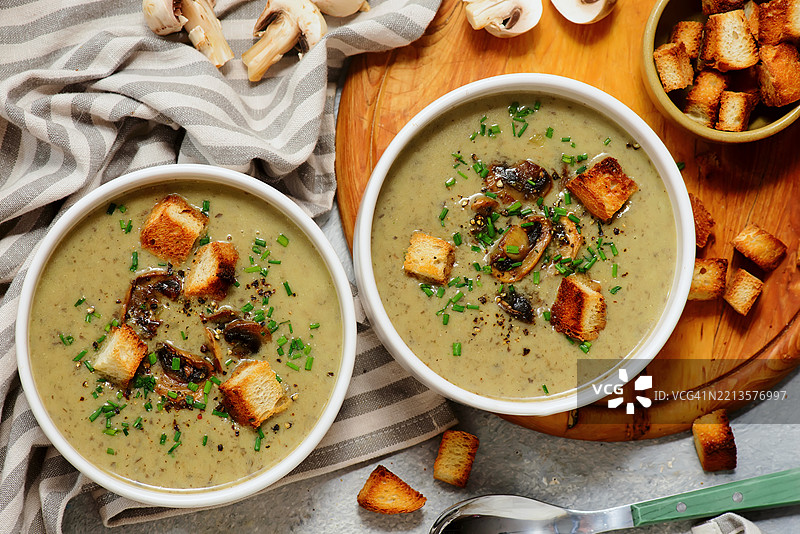 乌克兰桌子上的碗里盛着汤的俯视图图片素材