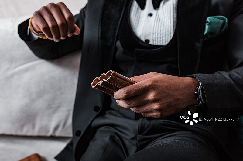 烟斗卷制的干燥发酵烟叶，烟雾的大小和形状图片素材