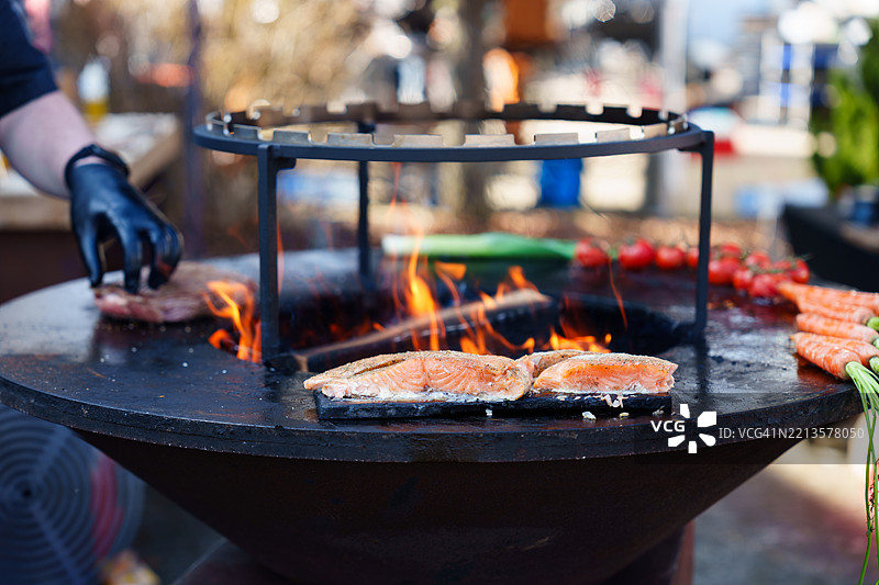 烧烤架上有三文鱼、牛排和火焰图片素材