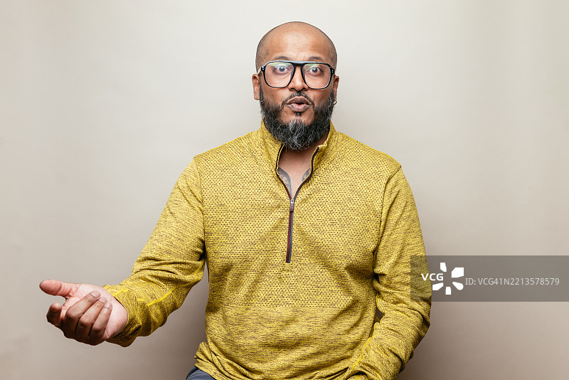 光头的东印度人/岛民正在做手势图片素材