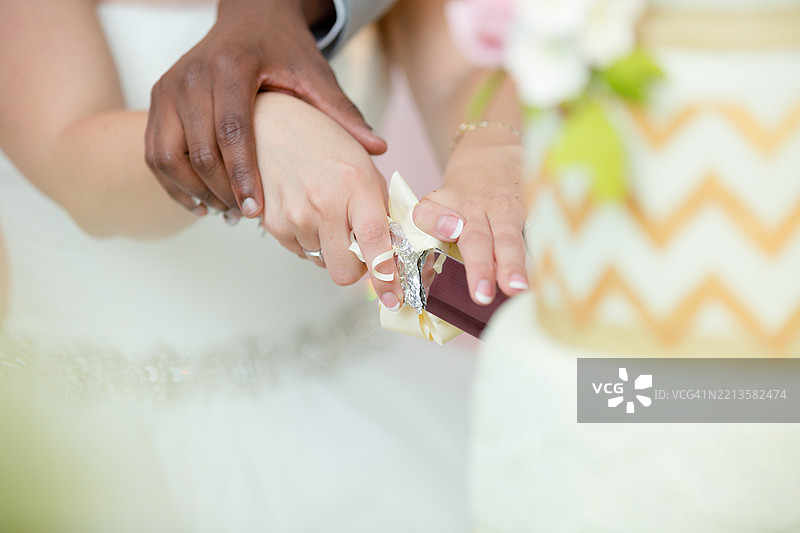 新娘的手握着婚戒，肯尼亚图片素材