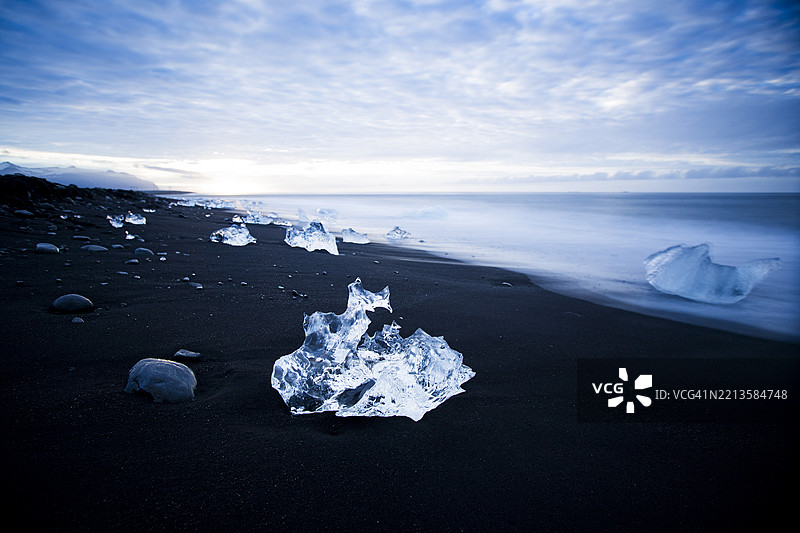 冰岛的一块清澈海冰。图片素材
