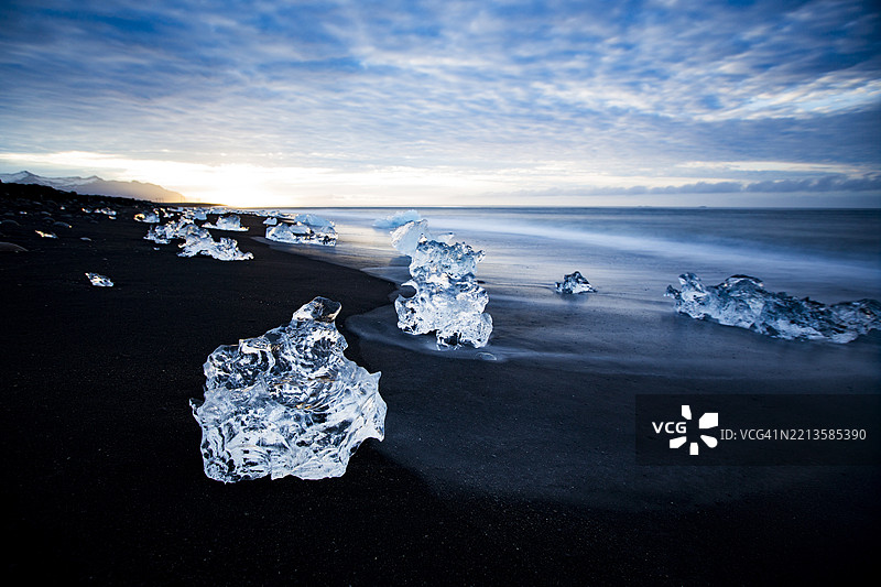 冰岛的一块清澈海冰。图片素材