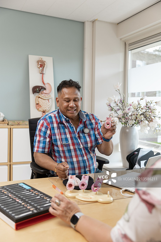 一位英俊的多元化男性营养师在他的医疗实践中图片素材