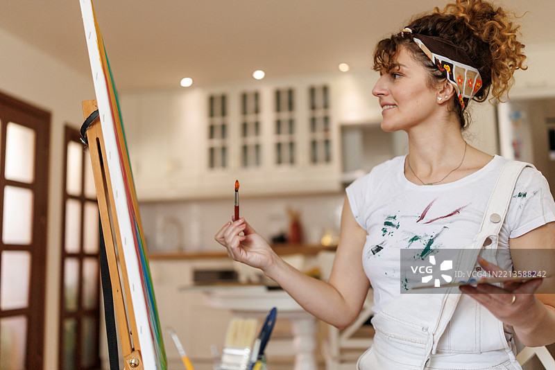 美丽的女性画家在家中创作图片素材