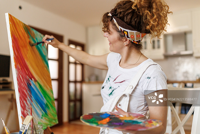 美丽的女性画家在家中创作图片素材
