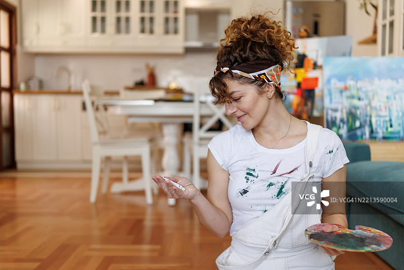 女性艺术家准备作画图片素材