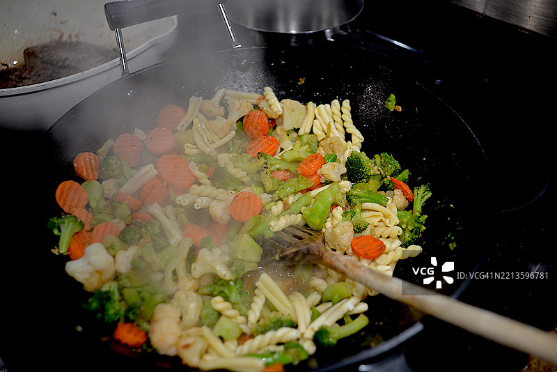 锅中的意大利面和蔬菜图片素材