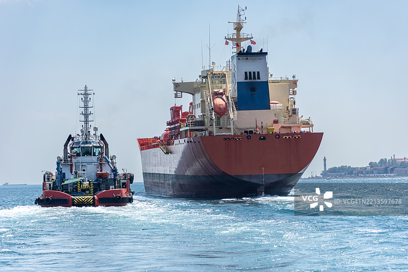 液化天然气油轮在伊斯坦布尔海峡经过的海上运输鸟瞰图图片素材