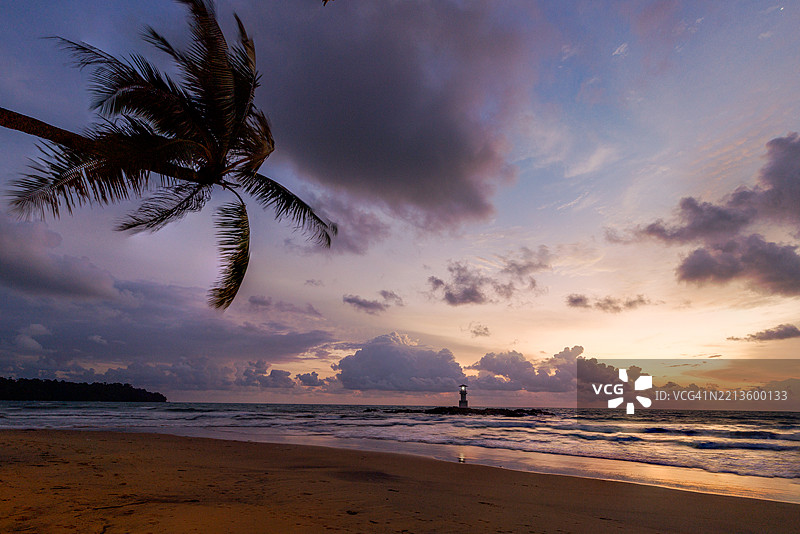 在黄昏的暴风云下，位于泰国南部安达曼海的灯塔。图片素材