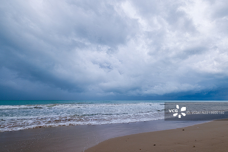 泰国南部安达曼海上空的暴风云，正值雨季。图片素材