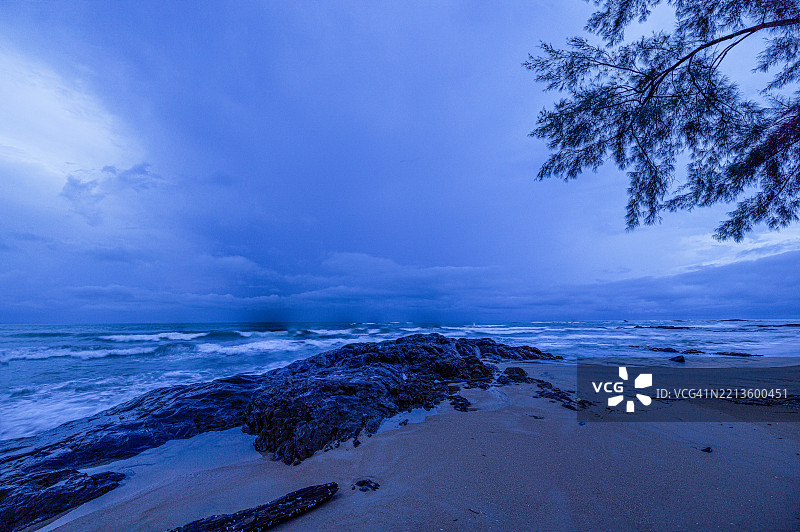 黄昏时分，泰国南部安达曼海上空的雨季风暴云。图片素材