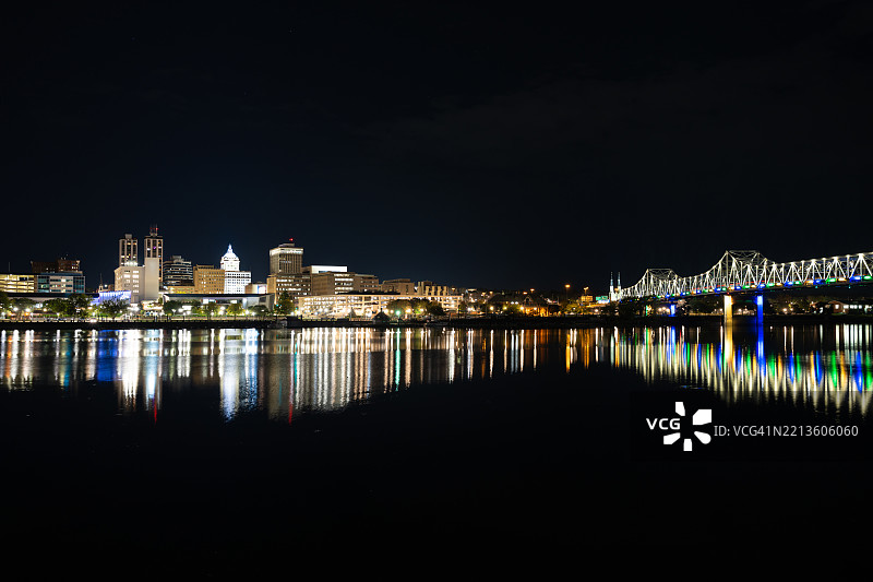 伊利诺伊州皮奥里亚的伊利诺伊河上夜景天际线与桥的倒影图片素材