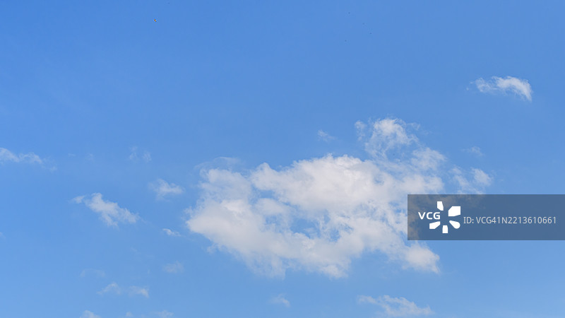 蓝天只有云彩图片素材