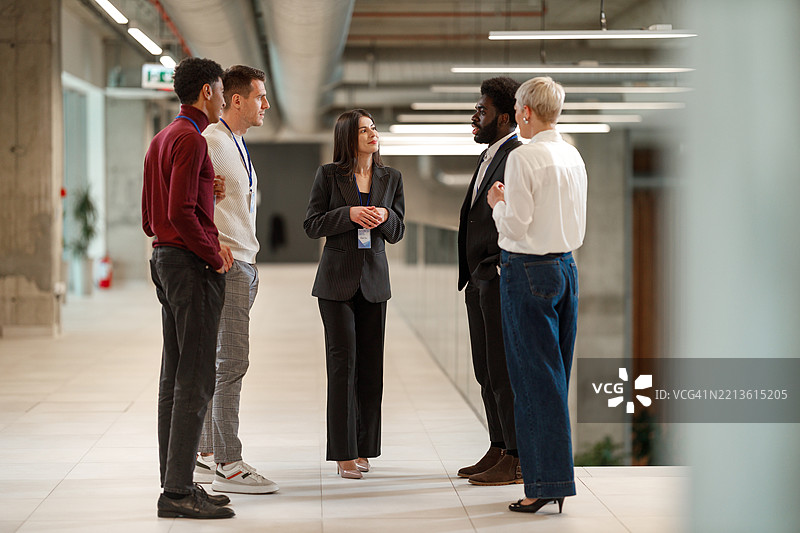 商务专业人士在研讨会上交流网络图片素材