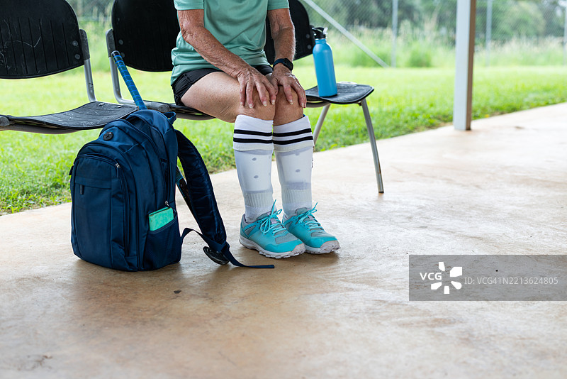 运动员准备开始打曲棍球图片素材