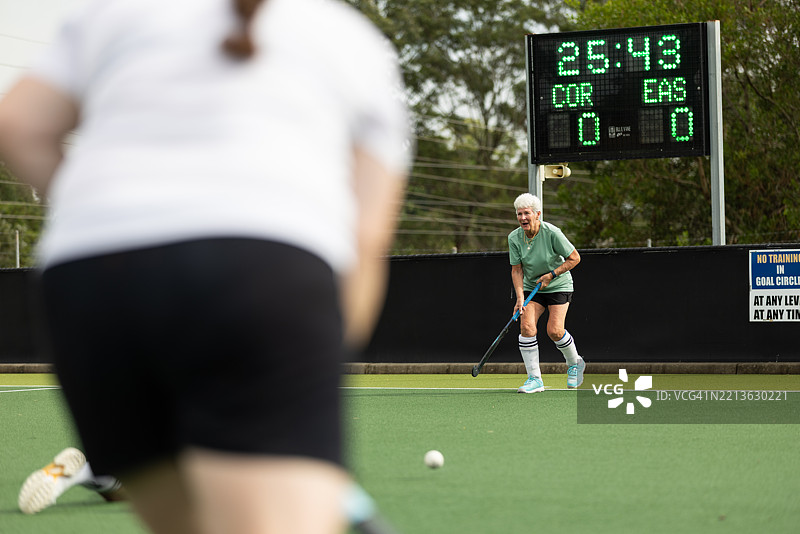 资深女性曲棍球运动员在比赛中图片素材