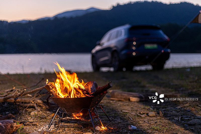 湖边露营，自驾假期图片素材