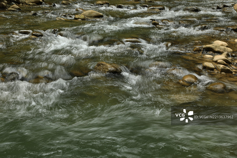 河水在岩石上流淌图片素材