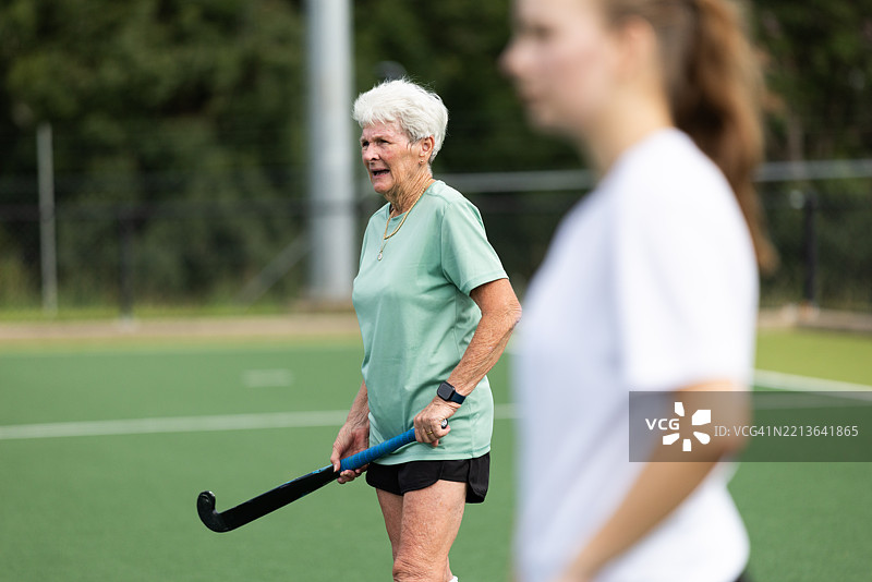 活跃的女性老年曲棍球运动员在喘息图片素材
