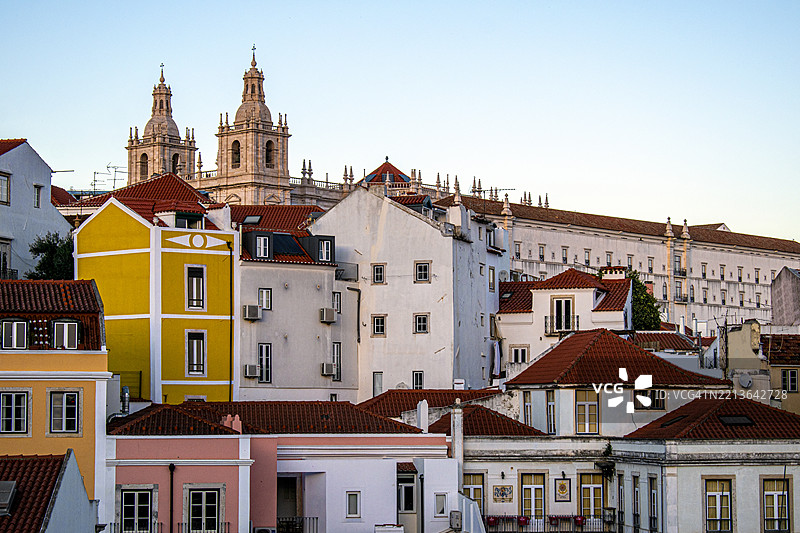 葡萄牙里斯本。日落时分城市全景及里斯本大教堂。图片素材