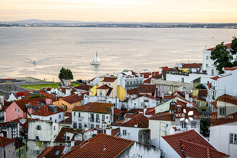 葡萄牙里斯本。日落时分城市和特茹河的全景。图片素材