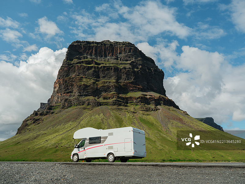夏季在冰岛风景优美的道路上行驶的露营车图片素材