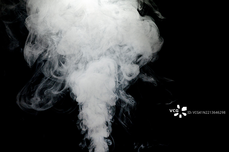 白色烟雾与黑色背景图片素材