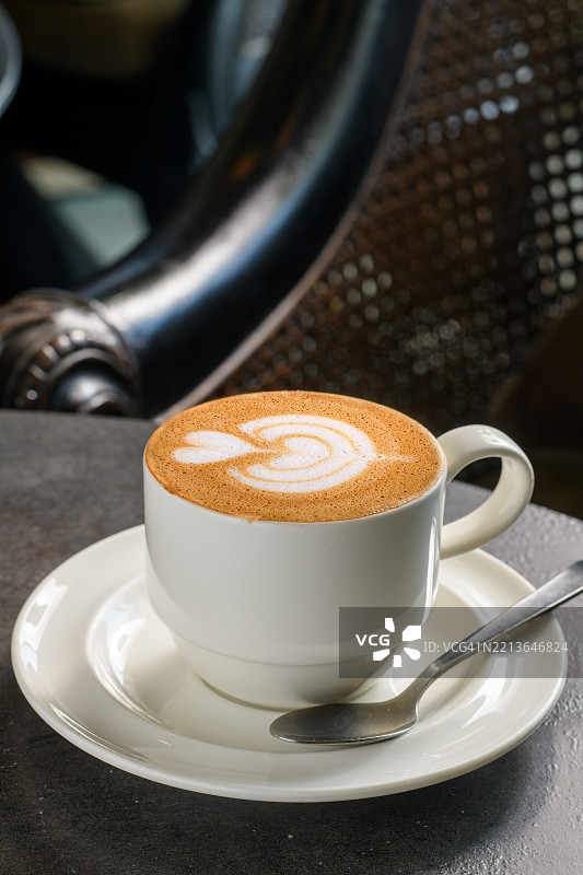 高档咖啡馆，桌子上的咖啡图片素材