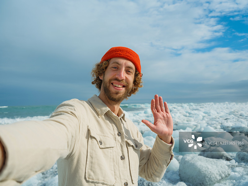 在冰岛钻石海滩上，快乐的男人自拍照图片素材