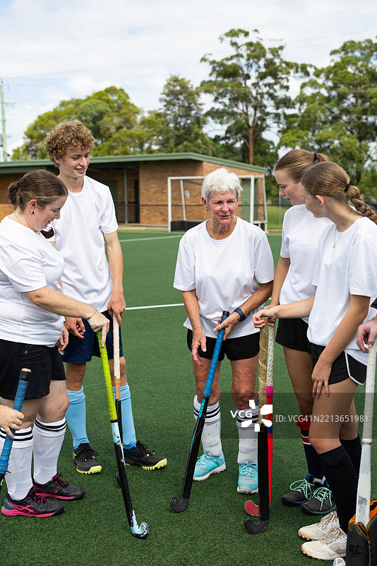 曲棍球队的战术讨论图片素材
