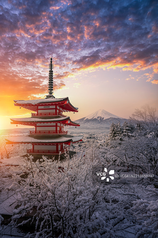 美丽的富士山和忠灵塔在日出时的景色图片素材