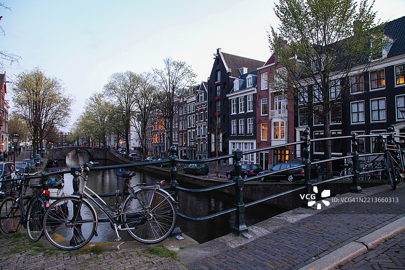 阿姆斯特丹运河上的桥，旁边停放着自行车和荷兰房屋，荷兰图片素材
