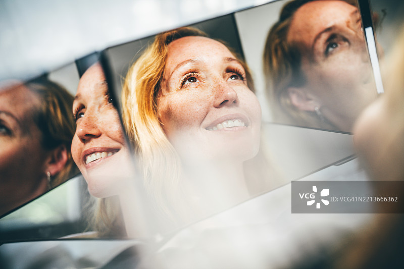 万花筒风格的女性肖像。女性仰望天空，沉浸在白日梦的概念中。图片素材