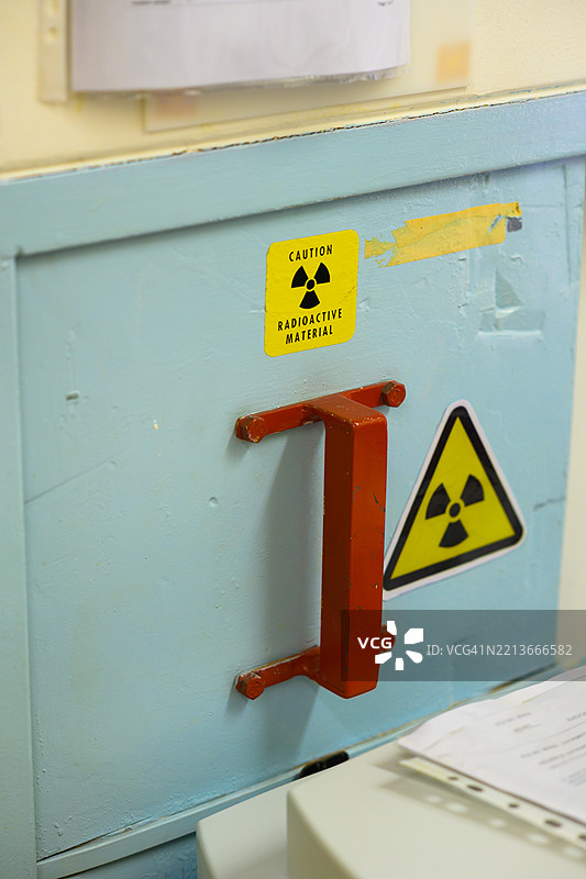 受控进入医疗设备上的辐射警告标志图片素材