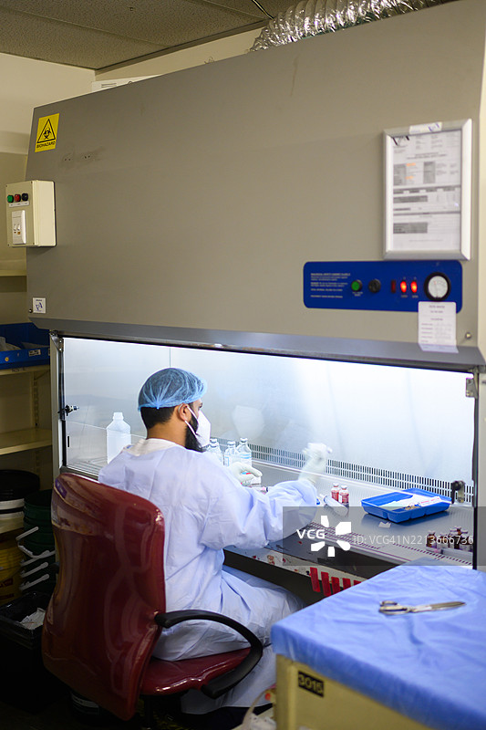 男性医学研究员在安全实验室环境中处理化学品图片素材