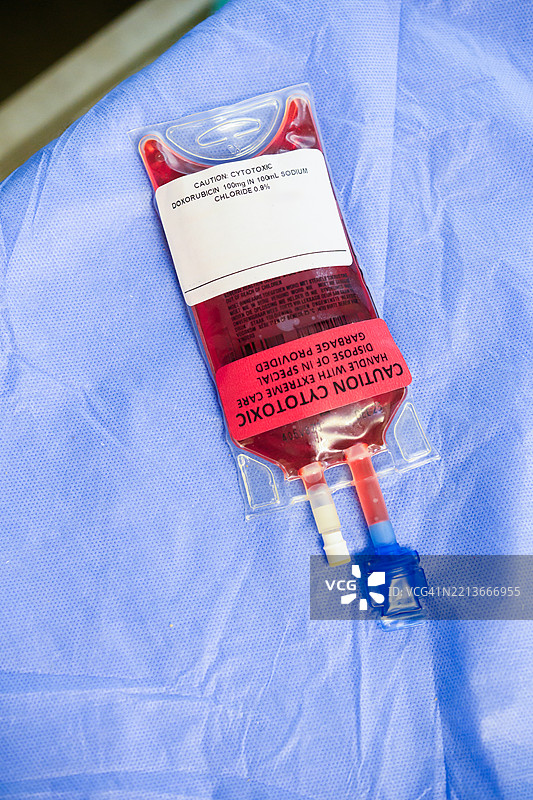 医院肿瘤科病房中的静脉化疗药物袋图片素材