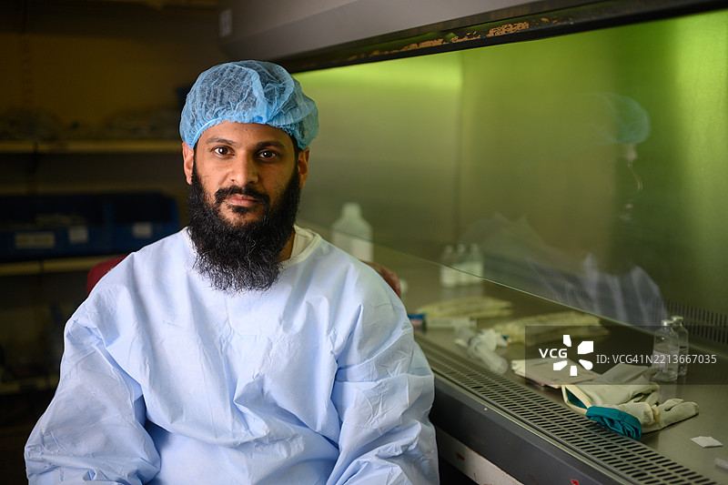 穿着防护服的医疗专业人员在现代医院实验室内图片素材