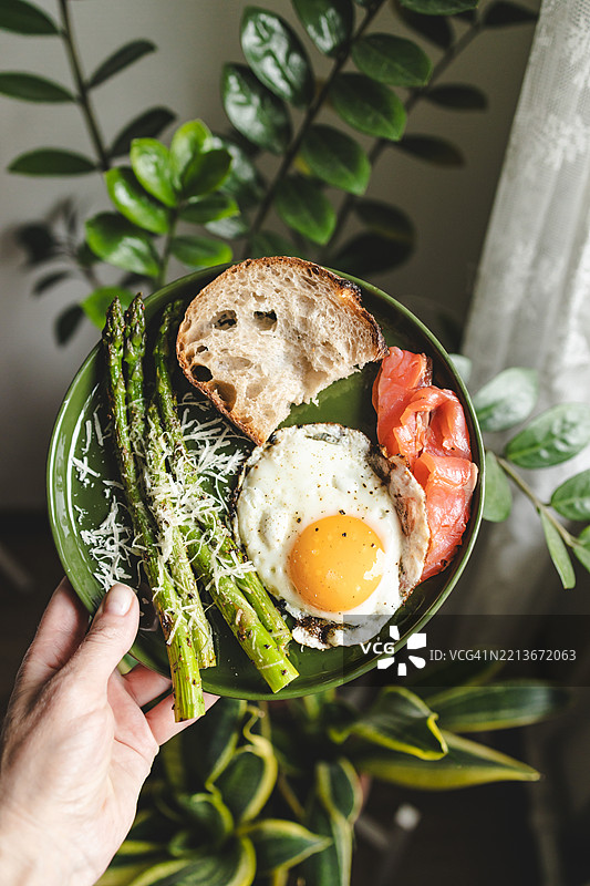 健康早餐：芦笋、煎蛋、三文鱼和面包。图片素材