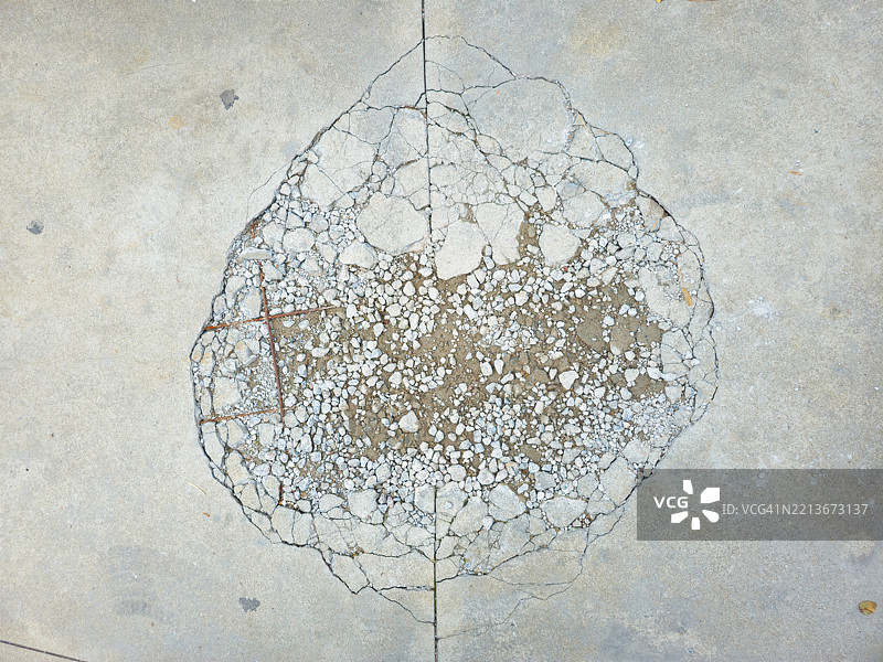 水泥地面破碎成碎片图片素材
