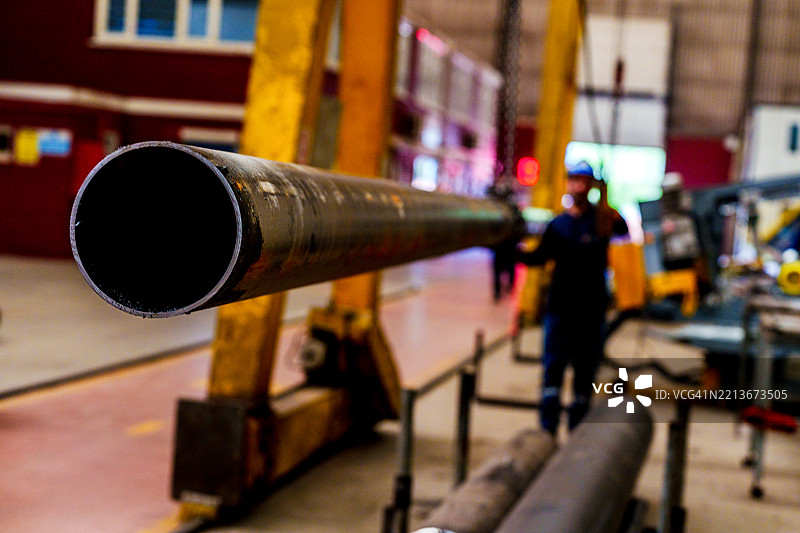 金属工人在钢铁厂操作起重机图片素材